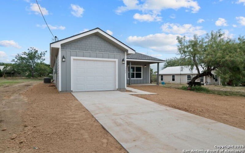 1307 Willow Lane St, Jourdanton, TX 78026, 3 Bedrooms Bedrooms, ,2 BathroomsBathrooms,Residential,For Sale,1307 Willow Lane St,0,1832015