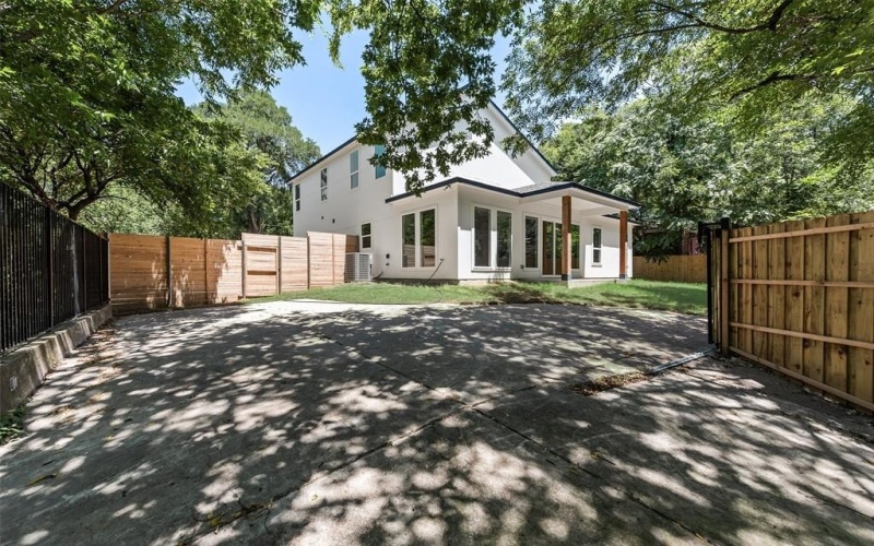1318 Nokomis Avenue, Dallas, TX 75224, 4 Bedrooms Bedrooms, ,3 BathroomsBathrooms,Residential,For Sale,1318 Nokomis Avenue,0,20999012