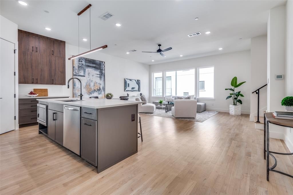 2908 Hawthorne Avenue #103, Dallas, TX 75219, 2 Habitaciones Habitaciones , ,2 BañosBaños,Residential,En Venta,2908 Hawthorne Avenue,20999591