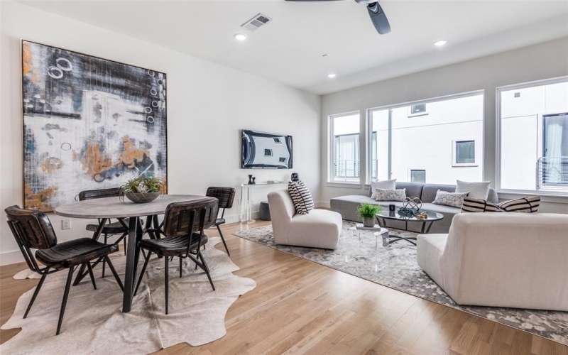 2908 Hawthorne Avenue #103, Dallas, TX 75219, 2 Habitaciones Habitaciones , ,2 BañosBaños,Residential,En Venta,2908 Hawthorne Avenue,20999591