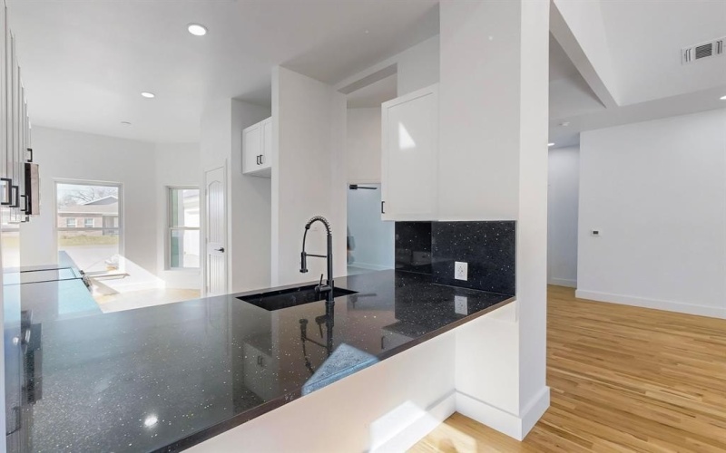 1812 Muncie Avenue, Dallas, TX 75212, 4 Habitaciones Habitaciones , ,3 BañosBaños,Residential,En Venta,1812 Muncie Avenue,20999624