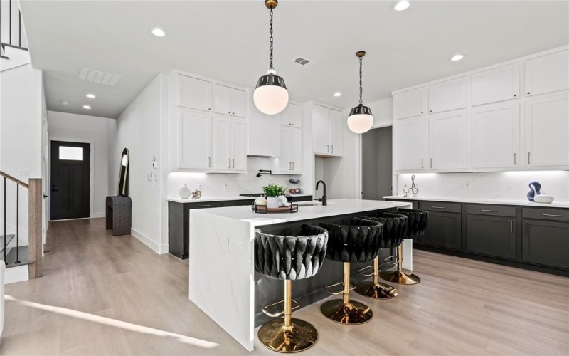 2219 W Lovers Lane, Dallas, TX 75235, 4 Habitaciones Habitaciones , ,3 BañosBaños,Residential,En Venta,2219 W Lovers Lane,20999676