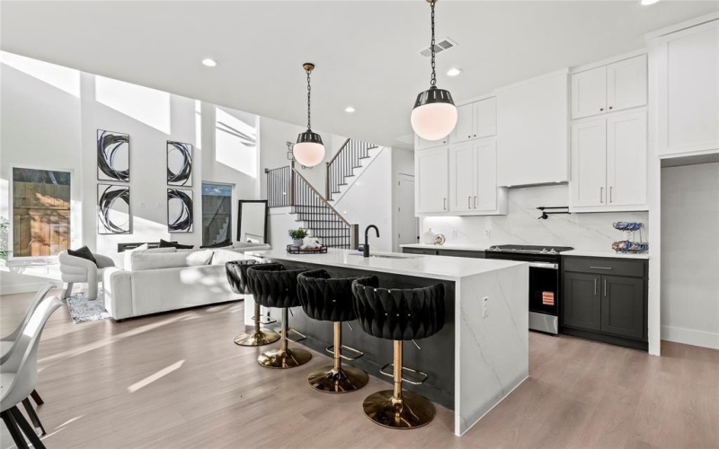 2219 W Lovers Lane, Dallas, TX 75235, 4 Habitaciones Habitaciones , ,3 BañosBaños,Residential,En Venta,2219 W Lovers Lane,20999676