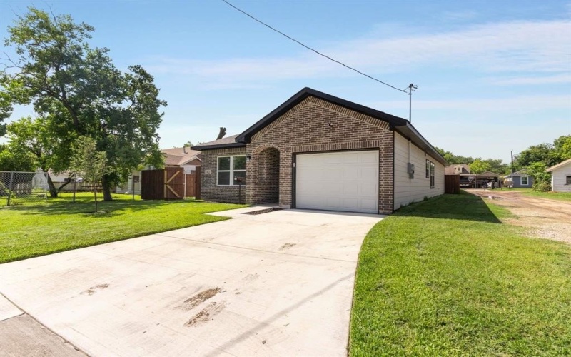 8422 Danville Drive, Dallas, TX 75217, 4 Habitaciones Habitaciones , ,2 BañosBaños,Residential,En Venta,8422 Danville Drive,20995862