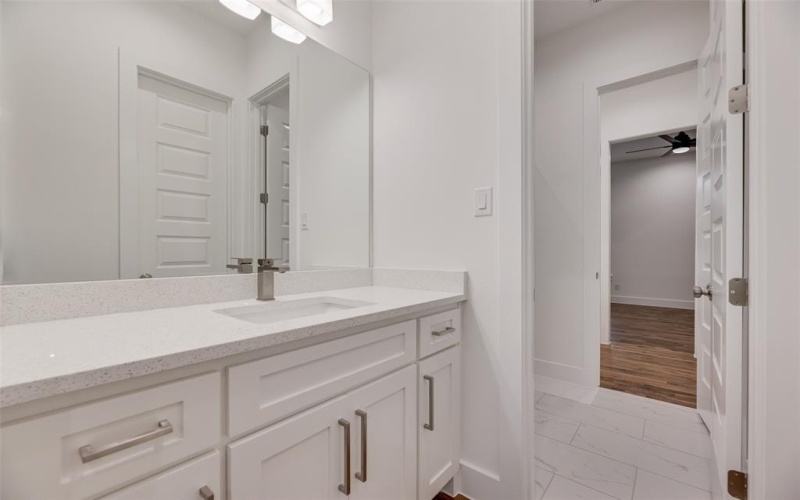1392 Hartsdale Drive, Dallas, TX 75211, 4 Habitaciones Habitaciones , ,3 BañosBaños,Residential,En Venta,1392 Hartsdale Drive,21000624