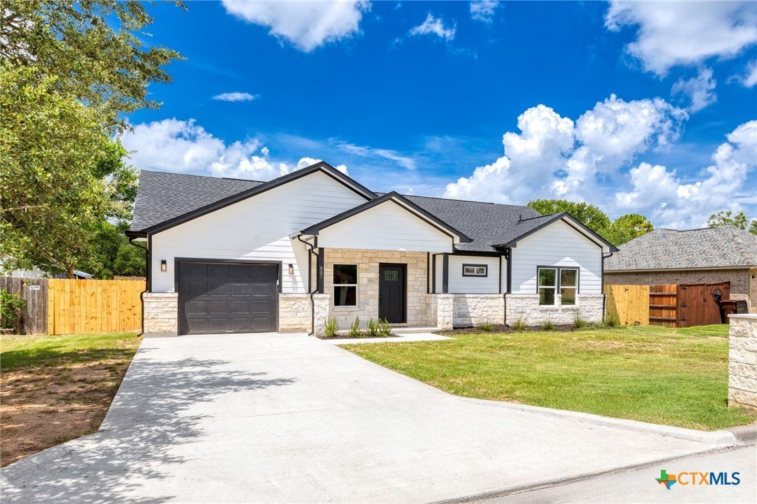 907 Fannin Street, Lockhart, TX 78644, 3 Bedrooms Bedrooms, ,2 BathroomsBathrooms,Residential,For Sale,907 Fannin Street,584096