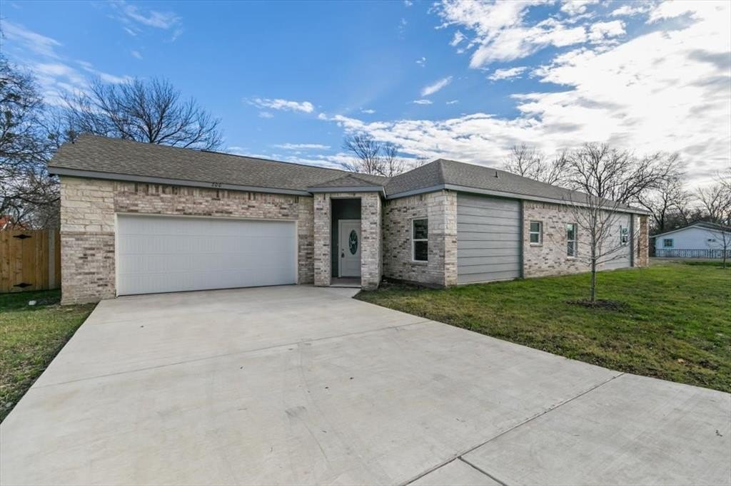 200 Avenue B, Ennis, TX 75119, 4 Habitaciones Habitaciones , ,3 BañosBaños,Residential,En Venta,200 Avenue B,20998960