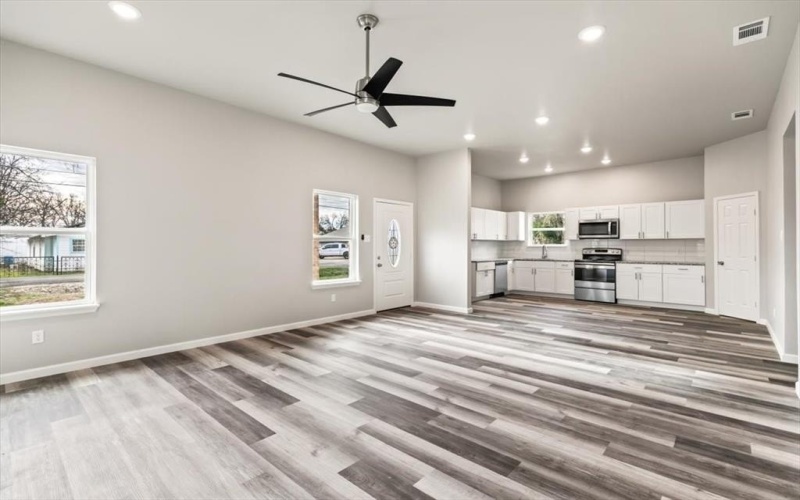 200 Avenue B, Ennis, TX 75119, 4 Habitaciones Habitaciones , ,3 BañosBaños,Residential,En Venta,200 Avenue B,20998960
