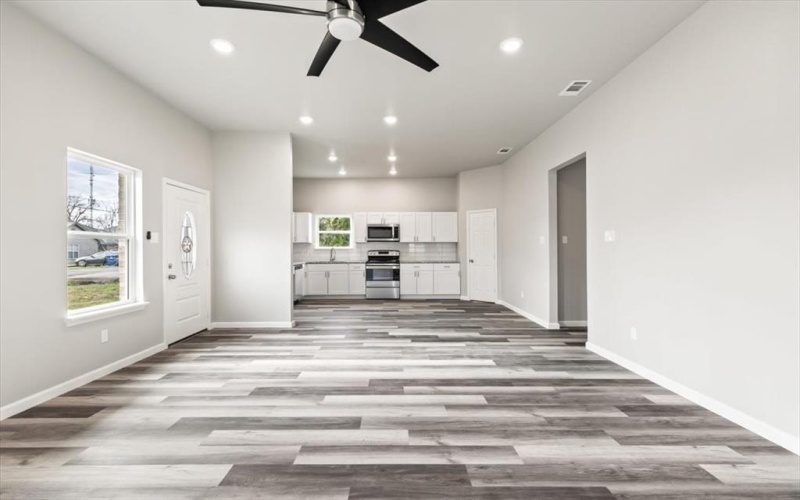 200 Avenue B, Ennis, TX 75119, 4 Habitaciones Habitaciones , ,3 BañosBaños,Residential,En Venta,200 Avenue B,20998960