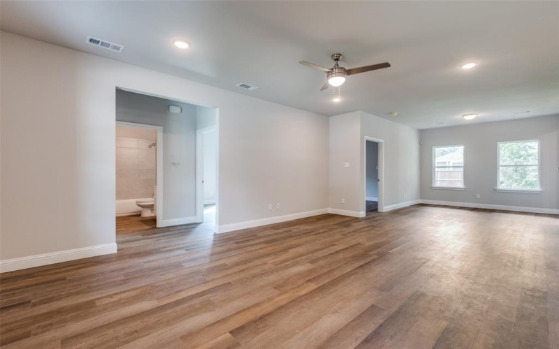 1356 S Denley Drive, Dallas, TX 75216, 3 Bedrooms Bedrooms, ,2 BathroomsBathrooms,Residential,For Sale,1356 S Denley Drive,21002536