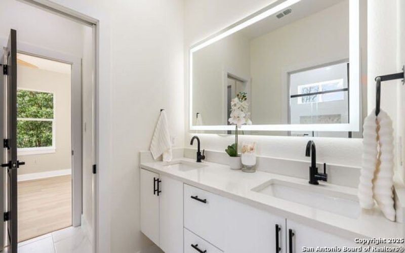 527 Montana, San Antonio, TX 78203, 4 Habitaciones Habitaciones , ,3 BañosBaños,Residential,En Venta,527 Montana,1884821