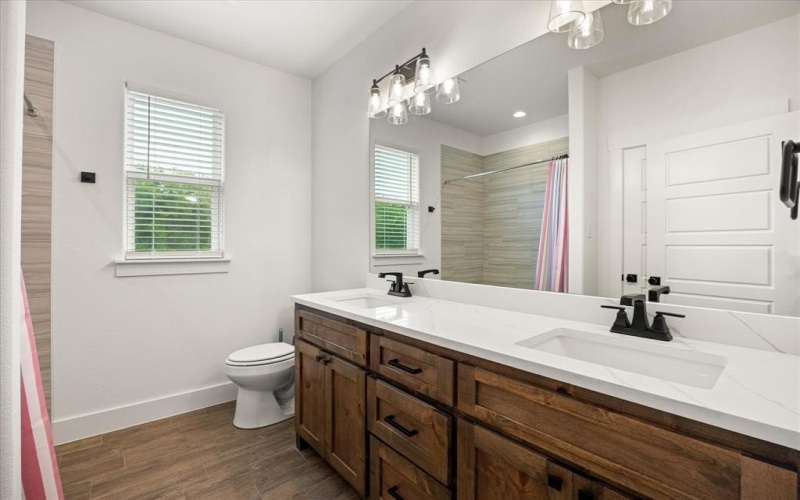 420 E 4th Street, Tolar, TX 76476, 4 Habitaciones Habitaciones , ,2 BañosBaños,Residential,En Venta,420 E 4th Street,21003121