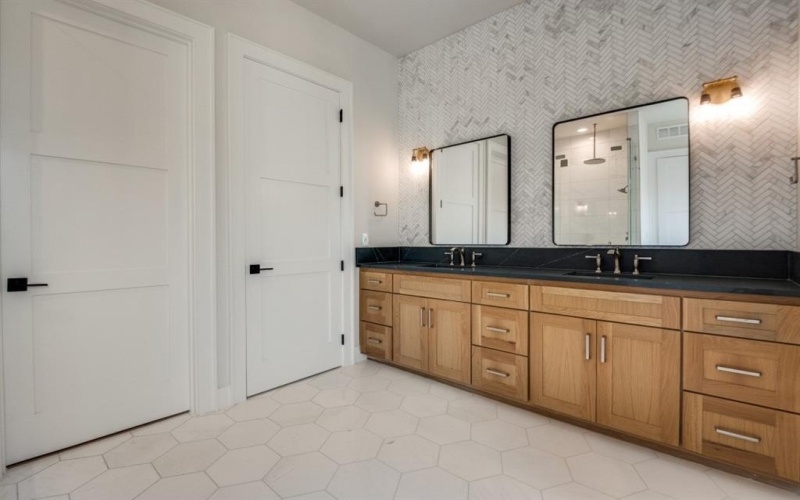 250 E Dallas Road #118, Grapevine, TX 76051, 3 Habitaciones Habitaciones , ,3 BañosBaños,Residential,En Venta,250 E Dallas Road,21004752