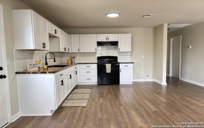 702 E 5th, Nixon, TX 78140, 3 Bedrooms Bedrooms, ,2 BathroomsBathrooms,Residential,For Sale,702 E 5th,1885574
