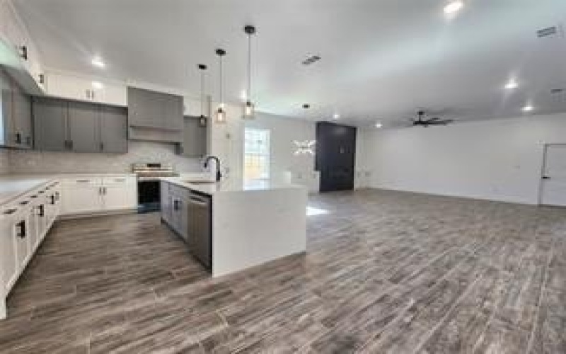 2121 S Edgewood Terrace, Fort Worth, TX 76105, 4 Bedrooms Bedrooms, ,2 BathroomsBathrooms,Residential,For Sale,2121 S Edgewood Terrace,21004505
