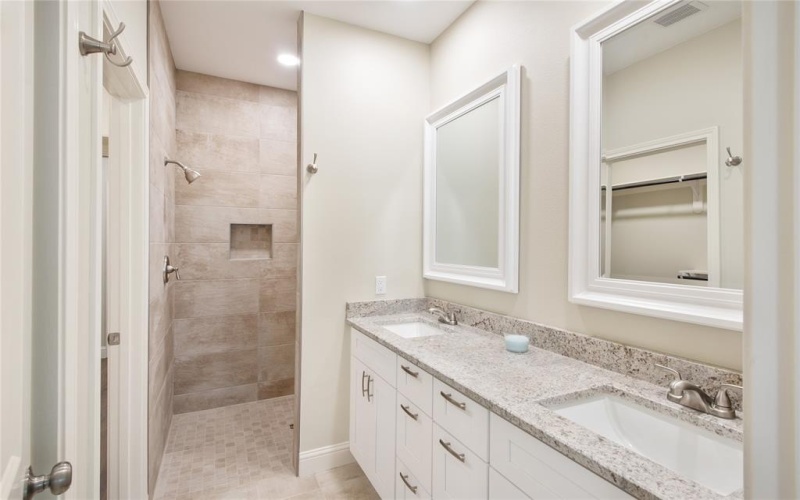 2320 Creekview Drive, Granbury, TX 76048, 3 Bedrooms Bedrooms, ,2 BathroomsBathrooms,Residential,For Sale,2320 Creekview Drive,21007400