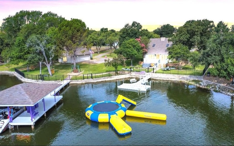 2320 Creekview Drive, Granbury, TX 76048, 3 Bedrooms Bedrooms, ,2 BathroomsBathrooms,Residential,For Sale,2320 Creekview Drive,21007400