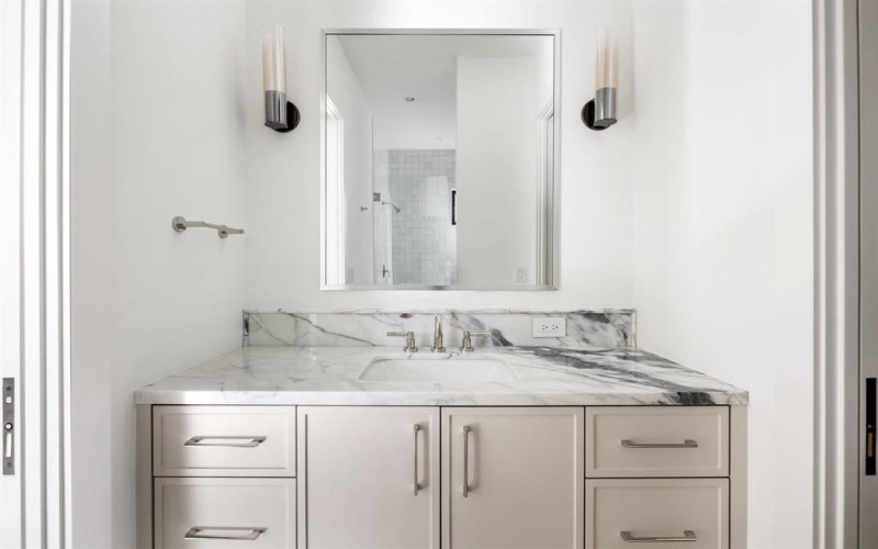 4105 Hawthorne Avenue, Dallas, TX 75219, 3 Habitaciones Habitaciones , ,3 BañosBaños,Residential,En Venta,4105 Hawthorne Avenue,21007961