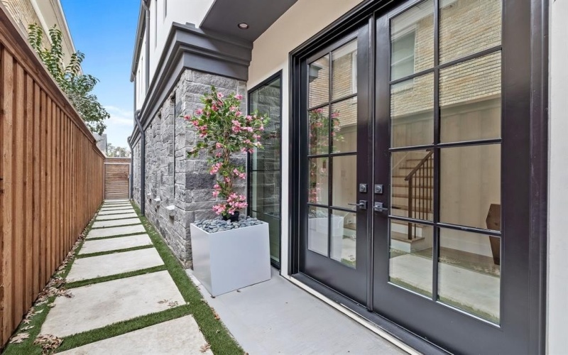4105 Hawthorne Avenue, Dallas, TX 75219, 3 Habitaciones Habitaciones , ,3 BañosBaños,Residential,En Venta,4105 Hawthorne Avenue,21007961