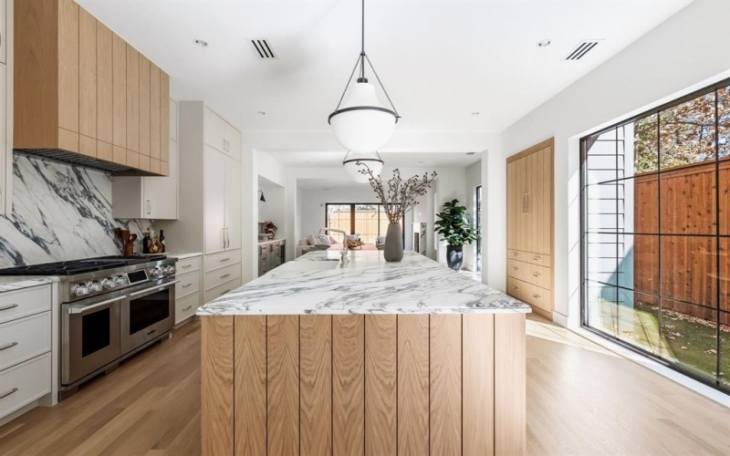 4105 Hawthorne Avenue, Dallas, TX 75219, 3 Habitaciones Habitaciones , ,3 BañosBaños,Residential,En Venta,4105 Hawthorne Avenue,21007961
