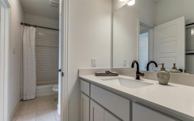 974 Reeves Drive, DeSoto, TX 75115, 5 Bedrooms Bedrooms, ,5 BathroomsBathrooms,Residential,For Sale,974 Reeves Drive,0,21008522