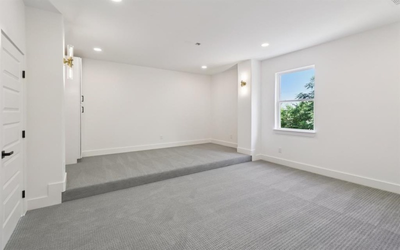 1954 Toronto Street, Dallas, TX 75212, 5 Bedrooms Bedrooms, ,3 BathroomsBathrooms,Residential,For Sale,1954 Toronto Street,21008277