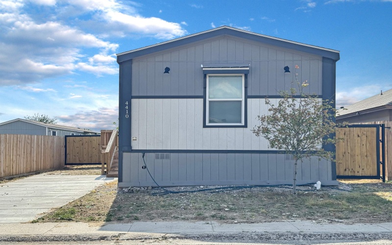 4410 Black Buck Ave, Laredo, TX 78045, 3 Bedrooms Bedrooms, ,2 BathroomsBathrooms,Residential,For Sale,4410 Black Buck Ave,20253242