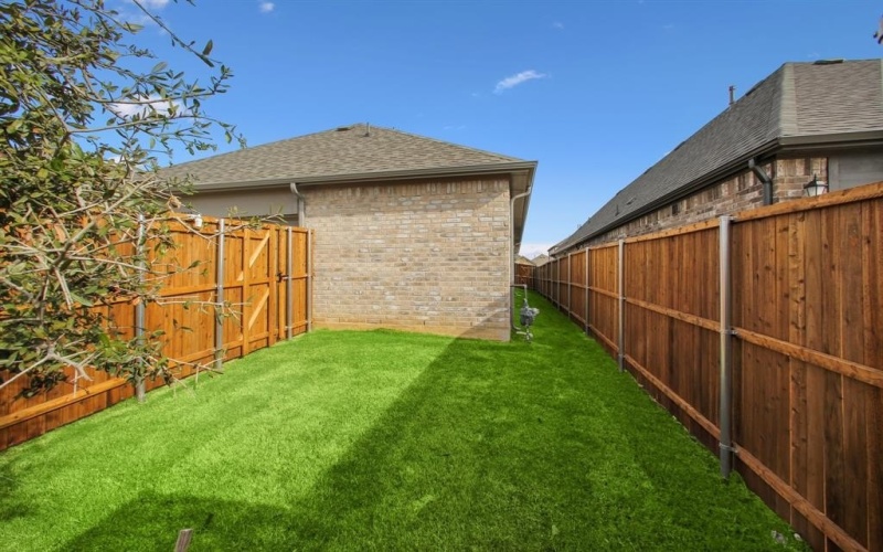 1032 South Hill Drive, Crowley, TX 76036, 3 Bedrooms Bedrooms, ,2 BathroomsBathrooms,Residential,For Sale,1032 South Hill Drive,0,21007075