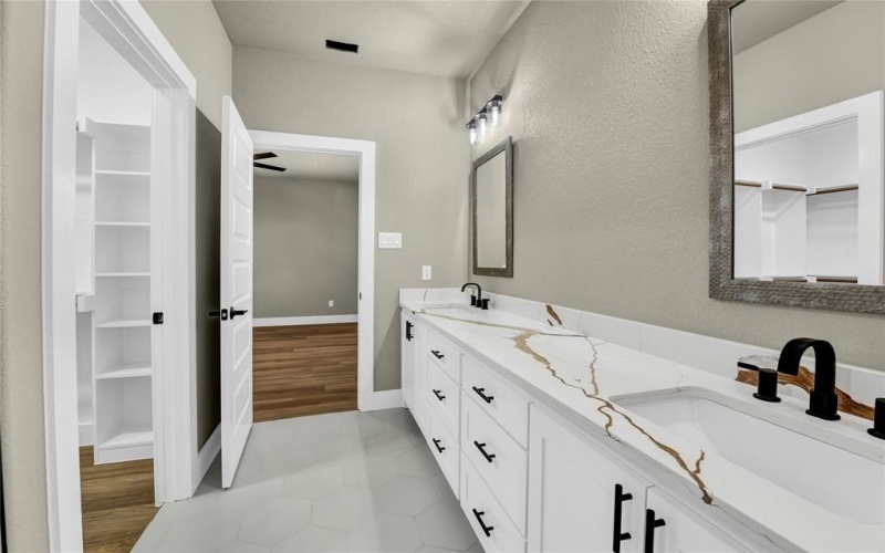 919 SW 3rd Avenue, Mineral Wells, TX 76067, 4 Habitaciones Habitaciones , ,3 BañosBaños,Residential,En Venta,919 SW 3rd Avenue,0,21015136