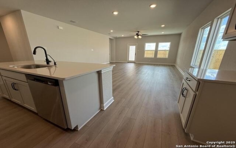 137 Beveridge, Seguin, TX 78155, 4 Habitaciones Habitaciones , ,2 BañosBaños,Residential,En Venta,137 Beveridge,0,1888299