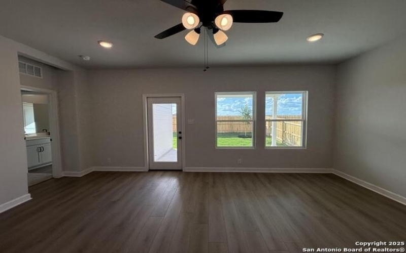 137 Beveridge, Seguin, TX 78155, 4 Habitaciones Habitaciones , ,2 BañosBaños,Residential,En Venta,137 Beveridge,0,1888299