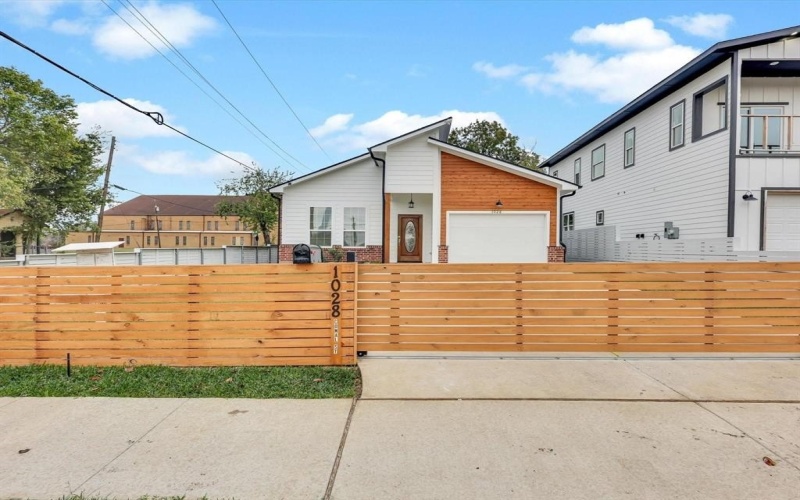 1028 Comal Street, Dallas, TX 75203, 3 Habitaciones Habitaciones , ,2 BañosBaños,Residential,En Venta,1028 Comal Street,0,21013470