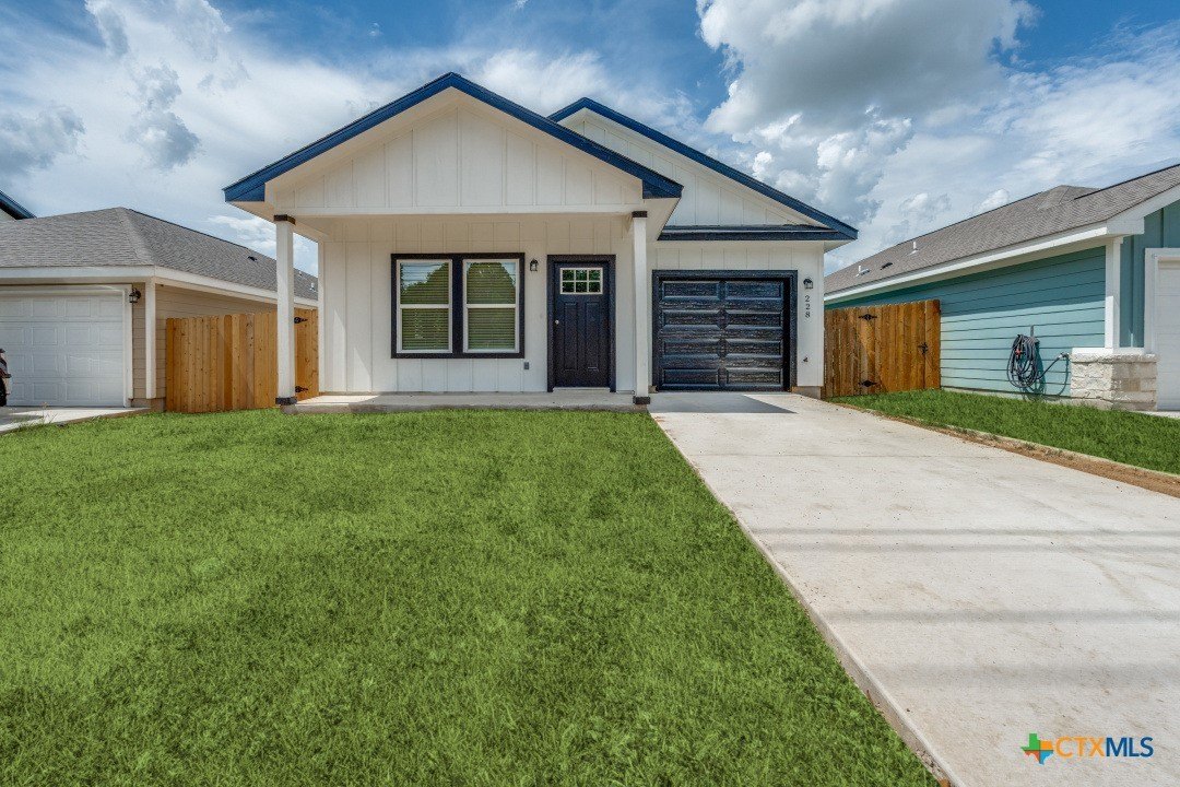 228 W Martindale, Seguin, TX 78155, 3 Habitaciones Habitaciones , ,2 BañosBaños,Residential,En Venta,228 W Martindale,588193