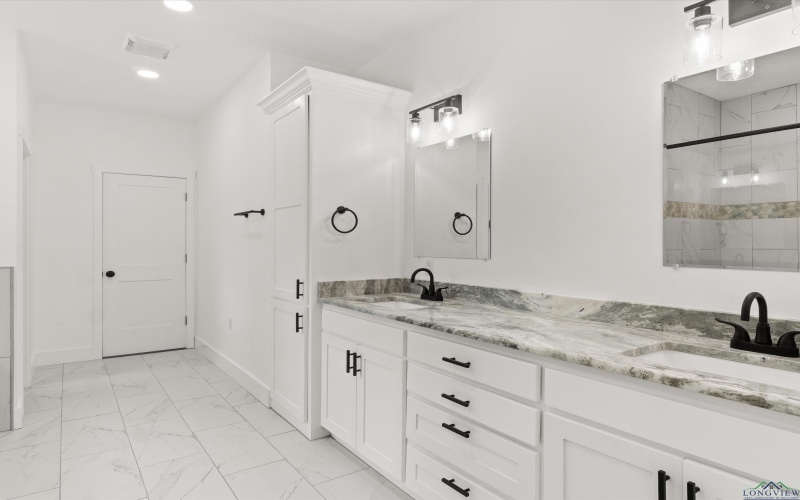 101 Jamaica, White Oak, TX 75693, 4 Habitaciones Habitaciones , ,3 BañosBaños,Residential,En Venta,101 Jamaica,20255309