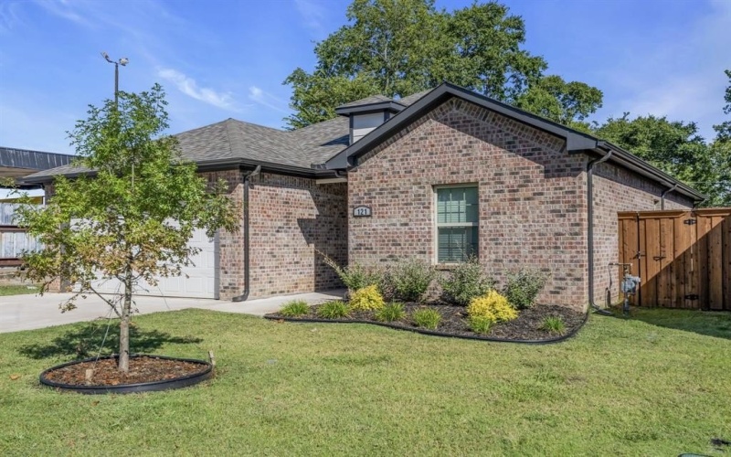 121 W Morton Street, Denison, TX 75021, 3 Bedrooms Bedrooms, ,2 BathroomsBathrooms,Residential,For Sale,121 W Morton Street,21019792