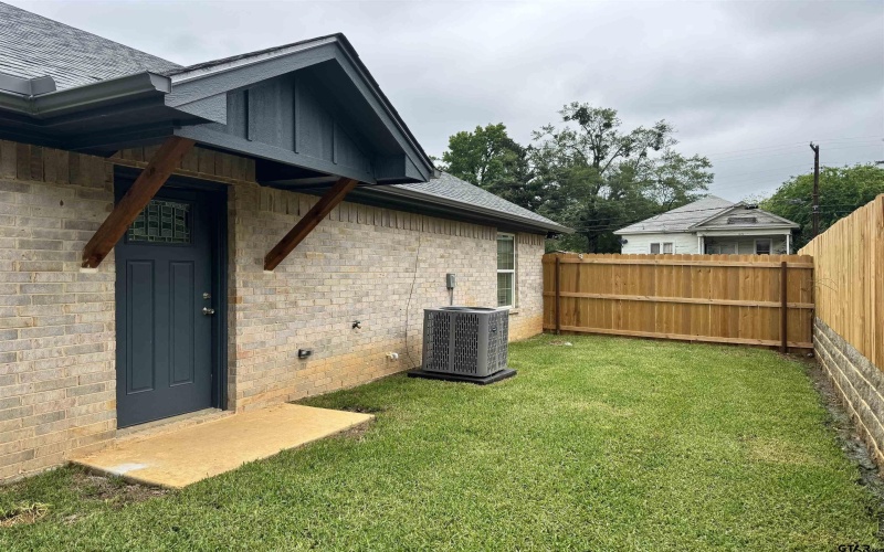 1417 E Earle, Tyler, TX 75702, ,2 BathroomsBathrooms,Residential Multi Family,For Sale,1417 E Earle,25011743