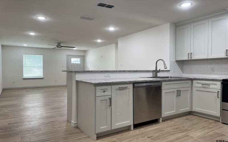 1417 E Earle, Tyler, TX 75702, ,2 BathroomsBathrooms,Residential Multi Family,For Sale,1417 E Earle,25011743