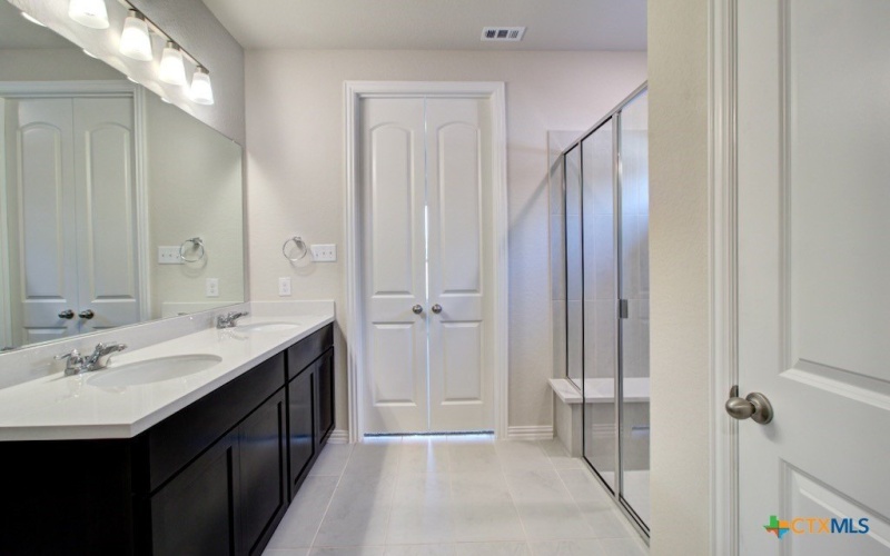 1614 Couser Avenue, New Braunfels, TX 78132, 4 Habitaciones Habitaciones , ,3 BañosBaños,Residential,En Venta,1614 Couser Avenue,588715