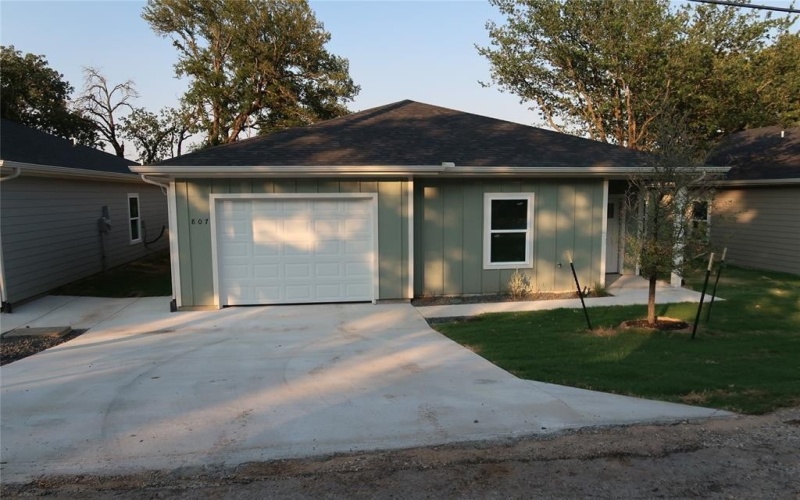 807 Branding Iron Trail, Granbury, TX 76049, 3 Bedrooms Bedrooms, ,2 BathroomsBathrooms,Residential,For Sale,807 Branding Iron Trail,0,20974667