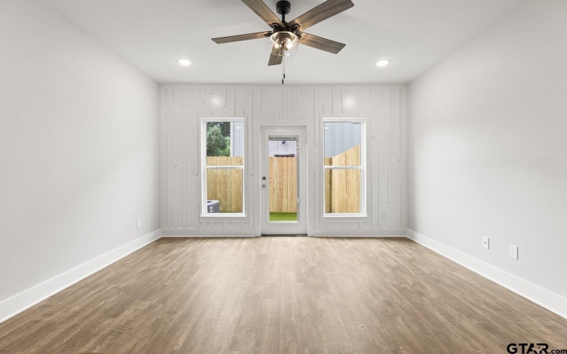 527 N College #1, Lindale, TX 75771, 2 Bedrooms Bedrooms, ,1 BathroomBathrooms,Residential,For Sale,527 N College #1,25011833