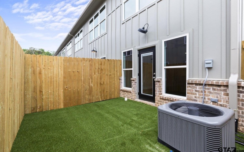 527 N College #1, Lindale, TX 75771, 2 Bedrooms Bedrooms, ,1 BathroomBathrooms,Residential,For Sale,527 N College #1,25011833