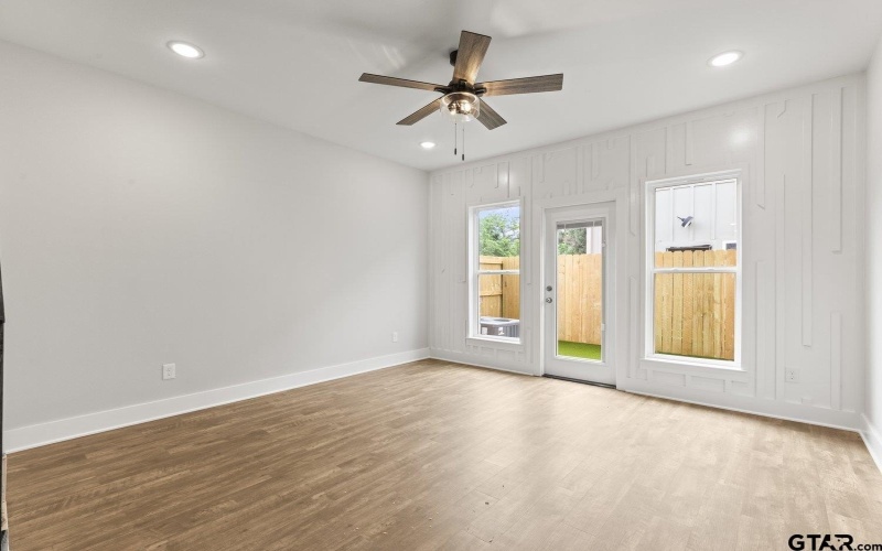 527 N College #1, Lindale, TX 75771, 2 Bedrooms Bedrooms, ,1 BathroomBathrooms,Residential,For Sale,527 N College #1,25011833
