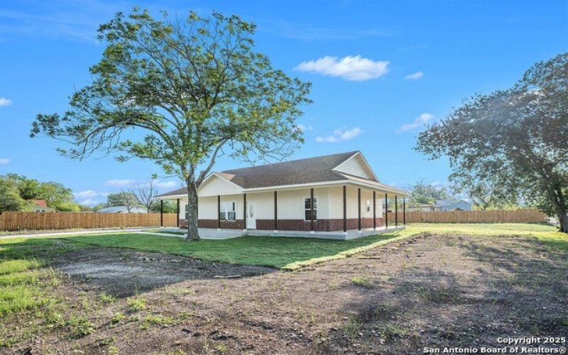 1615 N Guadalupe, Seguin, TX 78155, 3 Bedrooms Bedrooms, ,2 BathroomsBathrooms,Residential,For Sale,1615 N Guadalupe,1865700