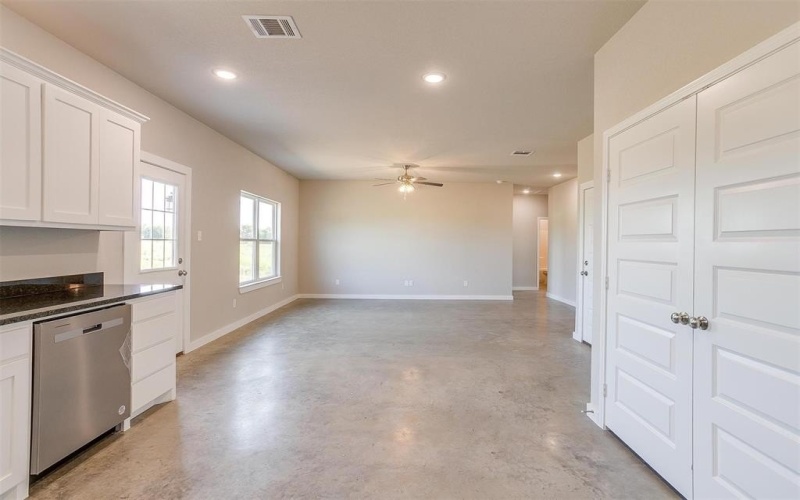 105 W Main Street, Rio Vista, TX 76093, 3 Habitaciones Habitaciones , ,2 BañosBaños,Residential,En Venta,105 W Main Street,0,21022714