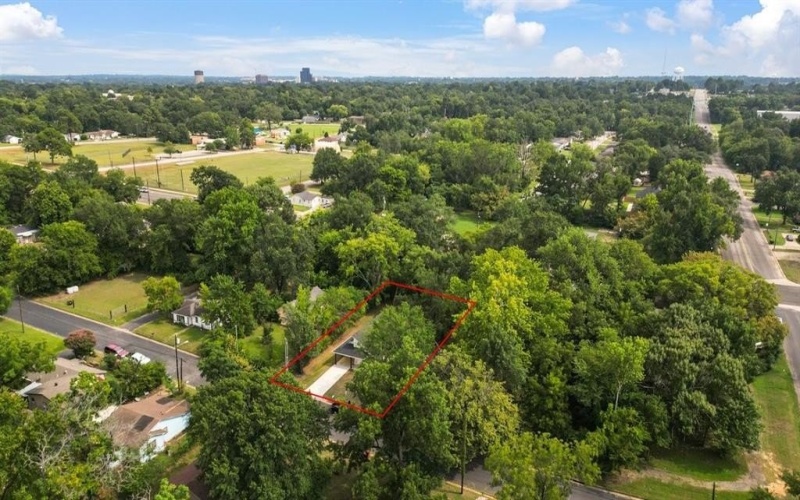 1610 W Barrett Street, Tyler, TX 75702, 3 Habitaciones Habitaciones , ,2 BañosBaños,Residential,En Venta,1610 W Barrett Street,0,21022882