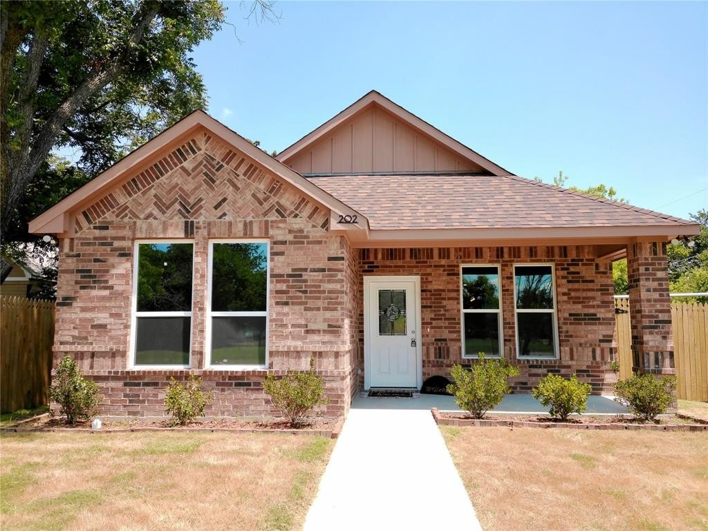 202 Mansfield Road, Cleburne, TX 76031, 3 Habitaciones Habitaciones , ,2 BañosBaños,Residential,En Venta,202 Mansfield Road,0,21002150