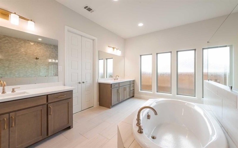 1915 Lowland Drive, Rockwall, TX 75087, 4 Bedrooms Bedrooms, ,5 BathroomsBathrooms,Residential,For Sale,1915 Lowland Drive,0,21025508