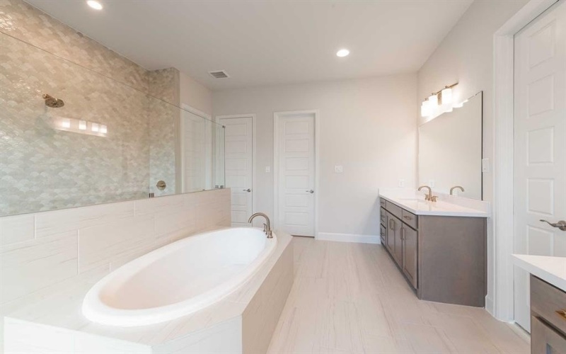 1915 Lowland Drive, Rockwall, TX 75087, 4 Bedrooms Bedrooms, ,5 BathroomsBathrooms,Residential,For Sale,1915 Lowland Drive,0,21025508