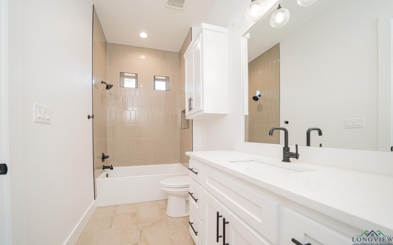 175 Thorn Briar Trail, Longview, TX 75602, 4 Bedrooms Bedrooms, ,3 BathroomsBathrooms,Residential,For Sale,175 Thorn Briar Trail,0,20255552