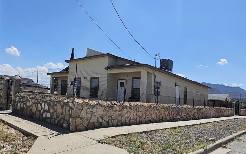 7833 MOUNT LATONA Drive unit: A & B #A & B, El Paso, TX 79904, 6 Habitaciones Habitaciones , ,5 BañosBaños,Residential Multi Family,En Venta,7833 MOUNT LATONA Drive unit: A & B,0,928171